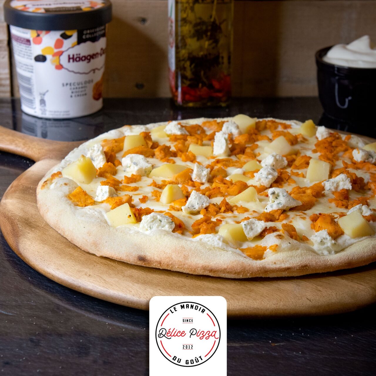 LA COLORADO : crème fraiche, mozzarella, poulet tikka, pomme de terre, boursin, persillade.