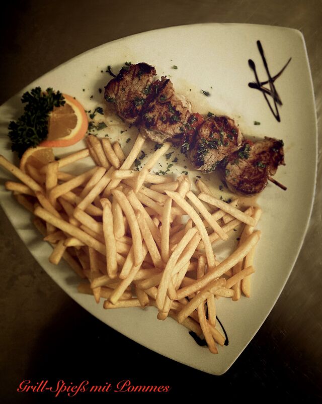 Grill-Spieß mit Pommes 
