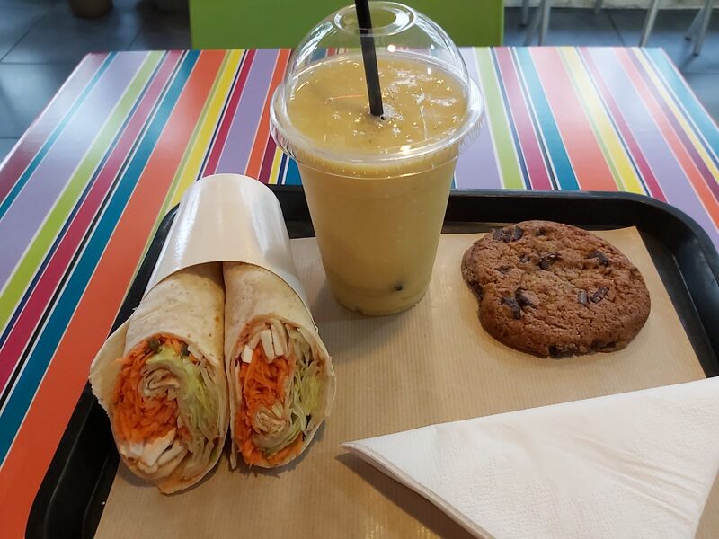 wrap veggie, smoothie exotique et cookie