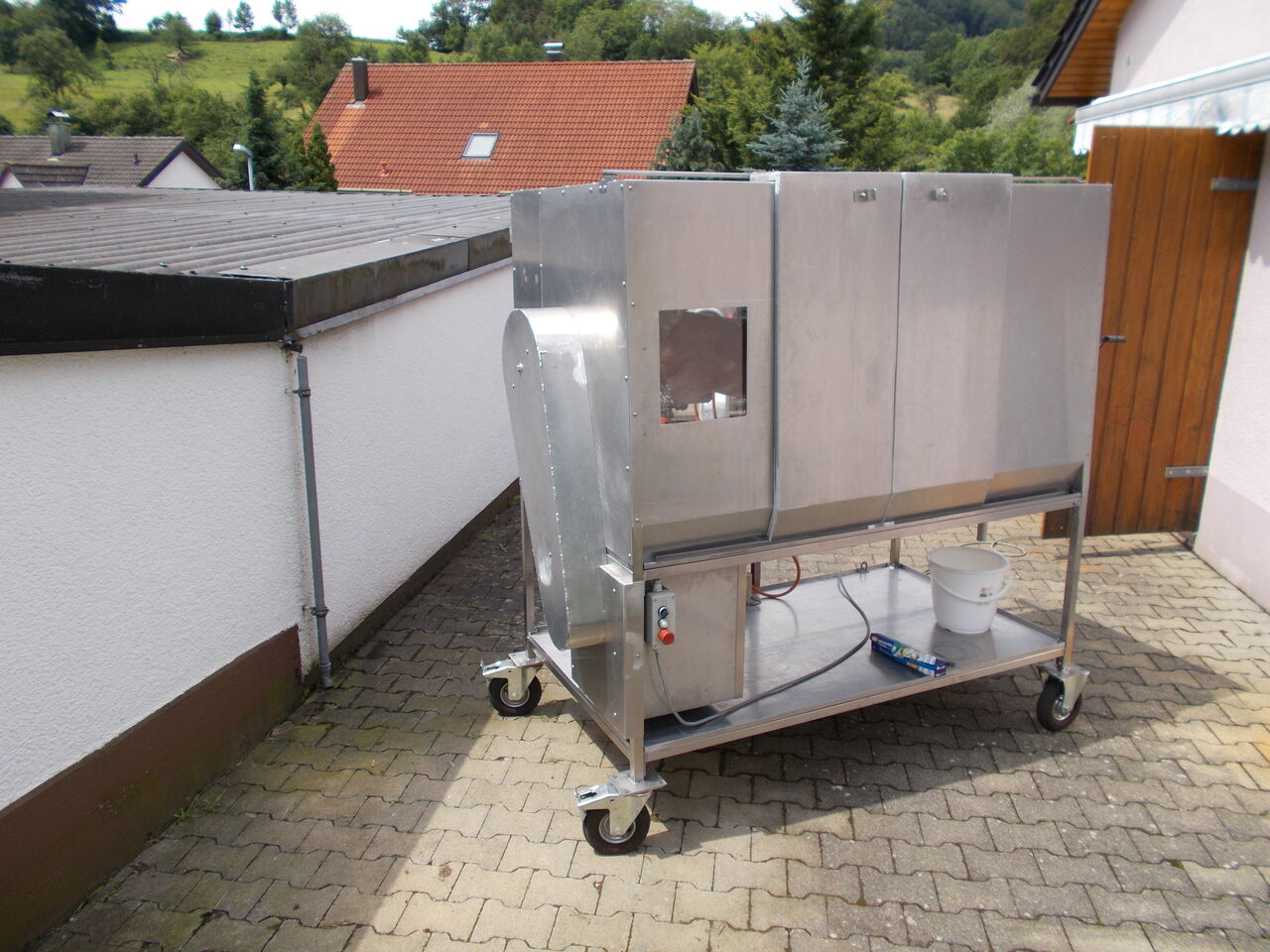 Vorderseite des Spanferkelgrills