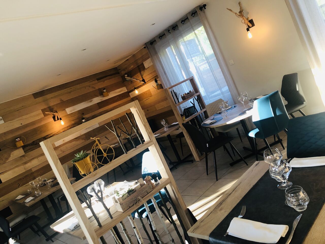 Salle principale rénovée et climatisée 2019