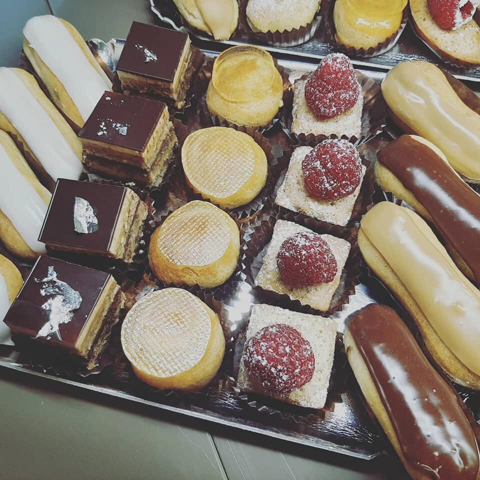 Les Plateaux de petits fours sucrés. 