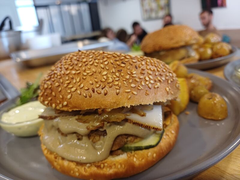 Le burger crème de champignons, tomme de chèvre, effiloché de confit de volaille
