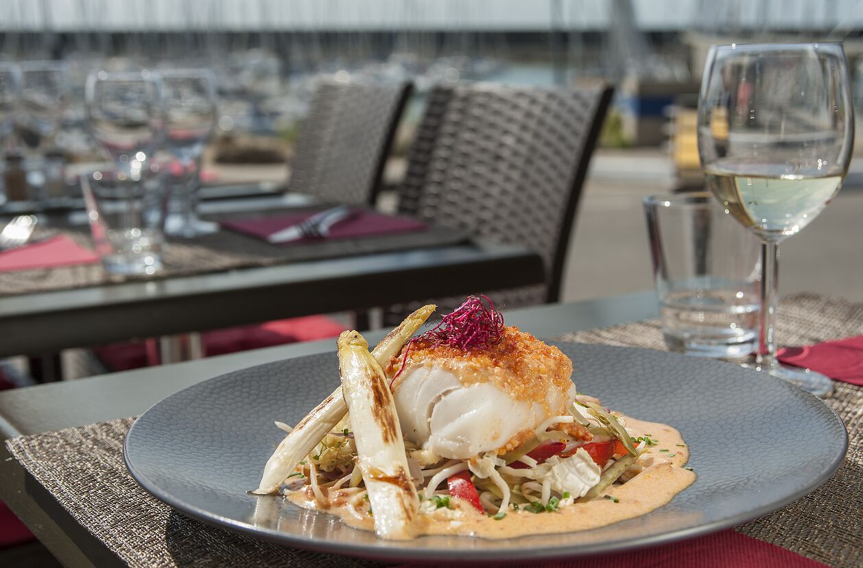 Vue sur le port et sur la mer