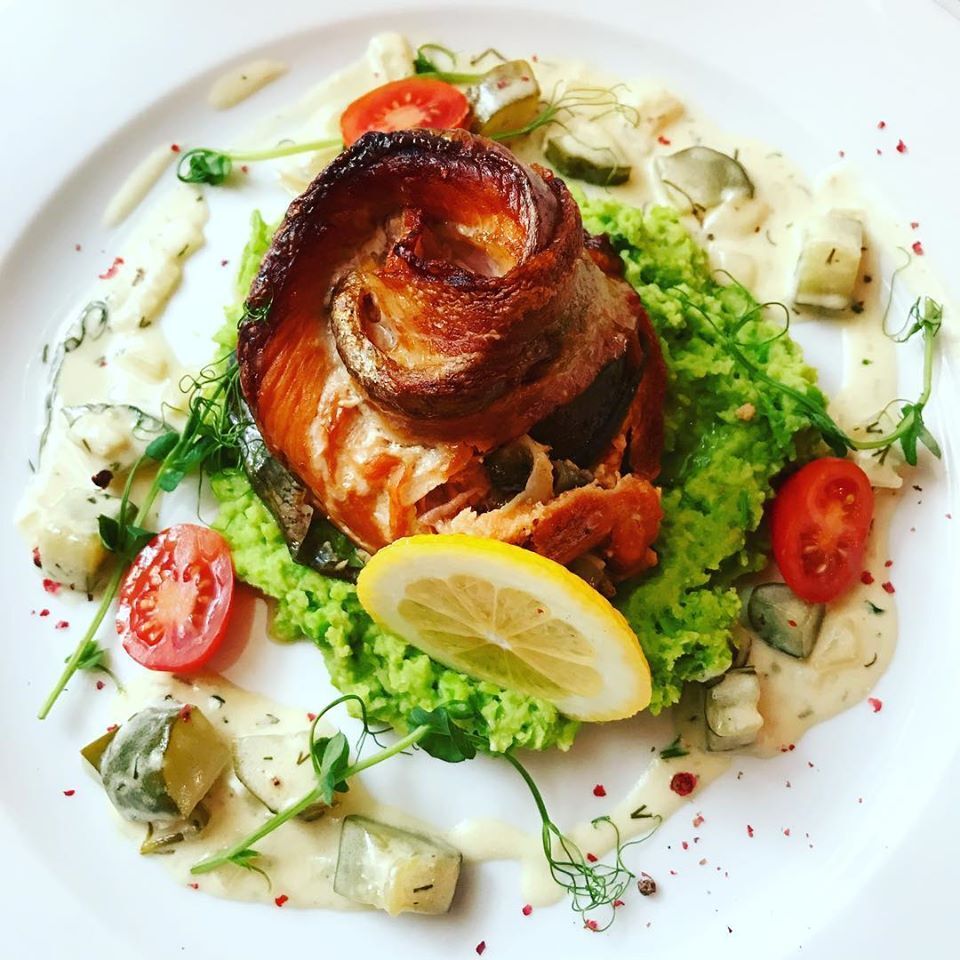 Filet z pstrąga łososiowego podany na puree z zielonego groszku