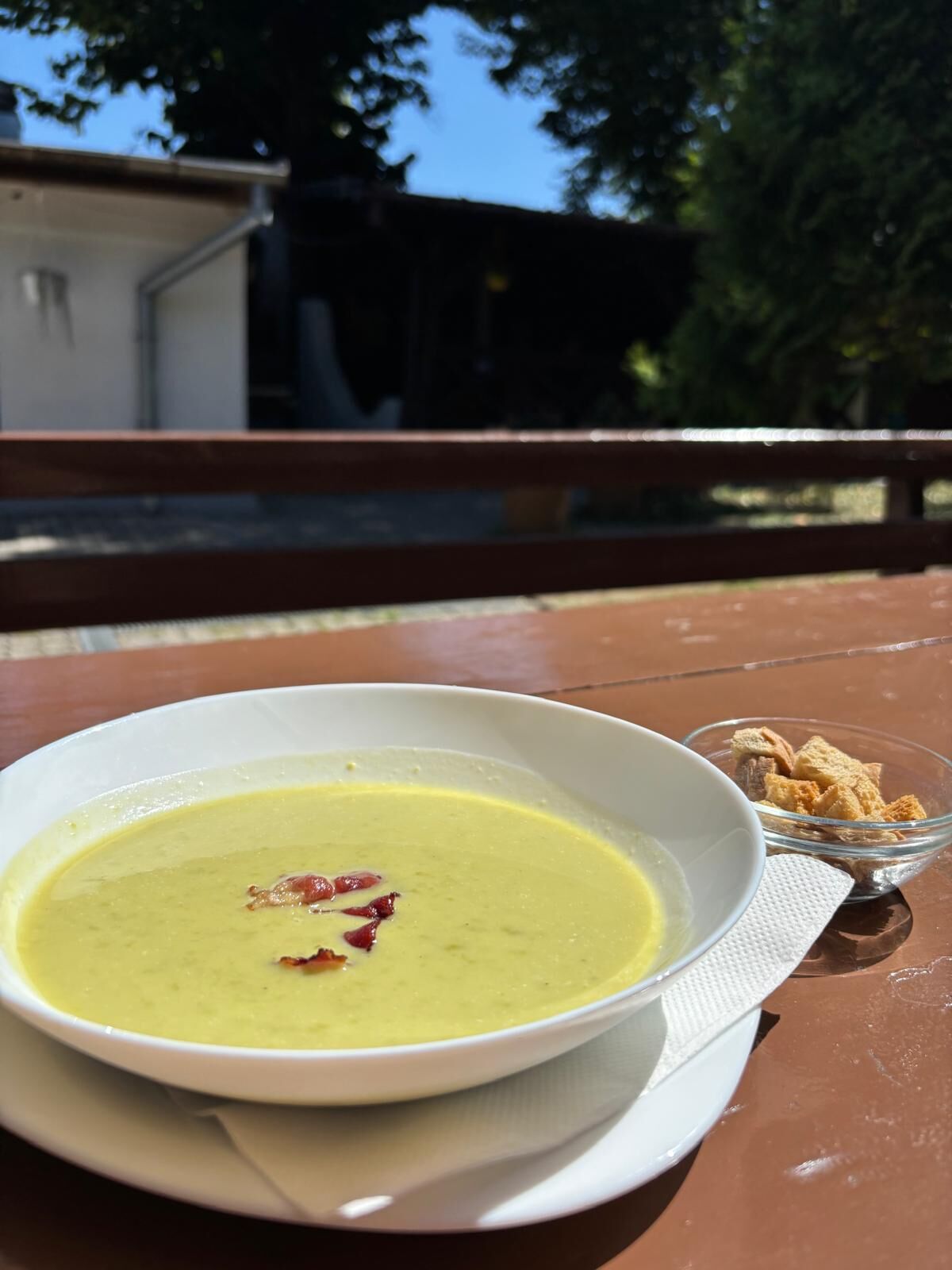 Hráškový krém, krutóny, slaninový chips