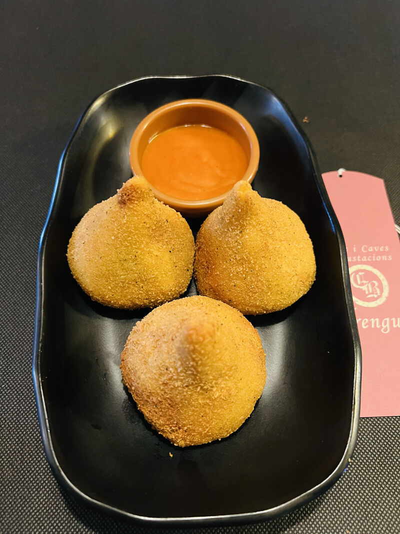 Coxinha (típic de Brasil) amb salsa picant