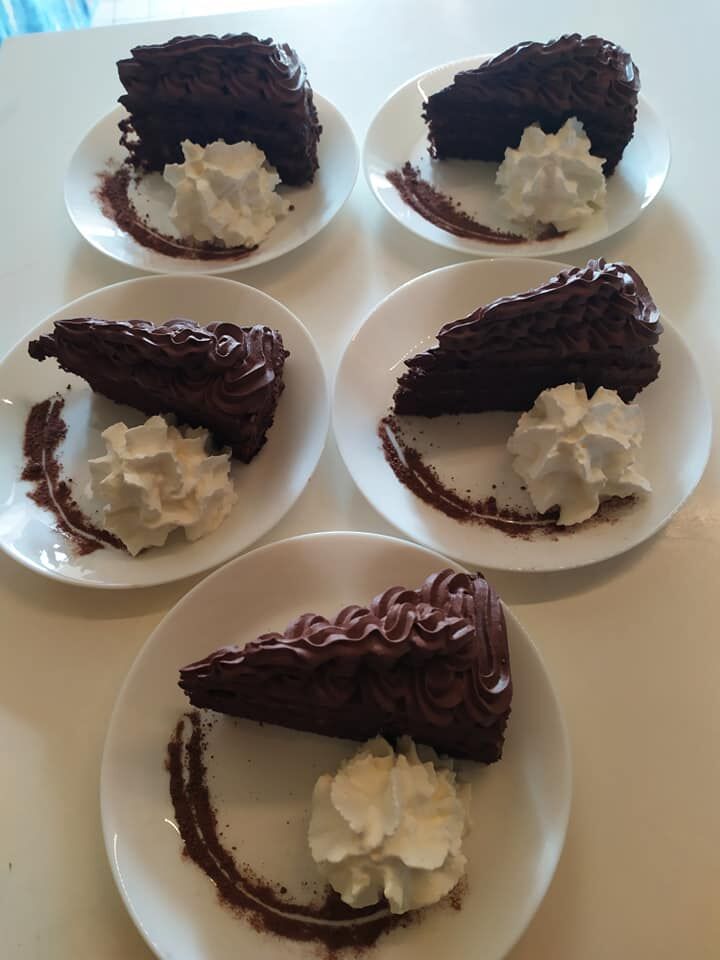 Ke kávě domácí pařížský dort na objednávku.