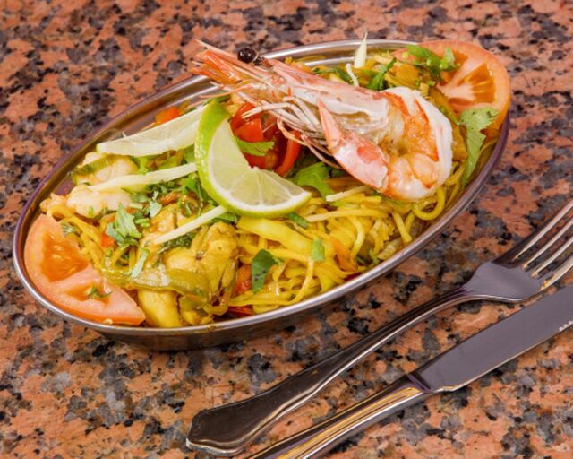 ROYALE HIMALAYA CHAW CHAW 16€
Nouilles sautés avec des crevettes, agneau, poulet, gambas aux épices Népalaises
