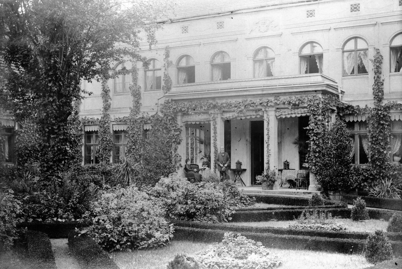 Loggia mit Gartenparterre um 1900