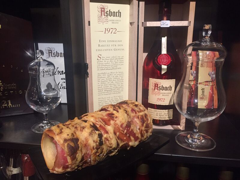 Ein deftiger Baumstriezel mit Käse und Bacon