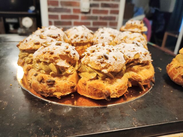 Paris-Téhéran (Couronne de choux : crème pâtissière à la pistache, pistaches torréfiées et concassées)