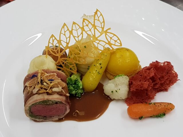 Filetto di manzo con pancetta croccante gelee di zucca e olive