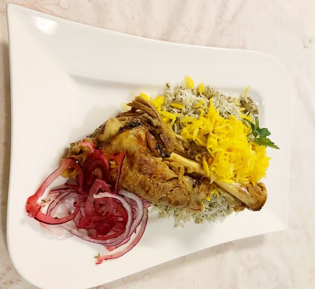 Baghali Polo ba Mahiche
Geschmorte Lammhaxe in einer Spezialsauce mit Dill-Safranreis und dicken-grünen-