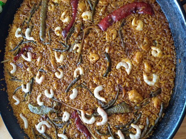 Buena paella de arroz con tropezones