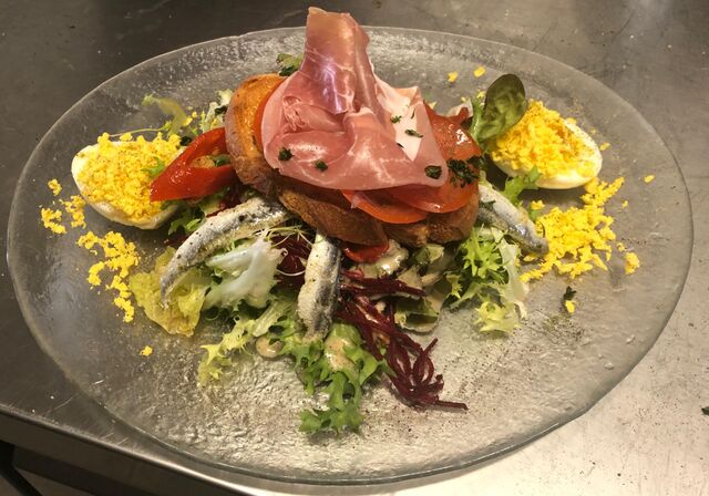 Salade catalane pan con tomate jambon boquerones piquillos et œuf mimosa