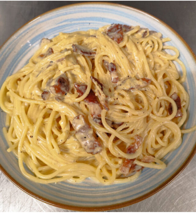 Pasta de espaguetis a la carbonara (Receta Italiana)