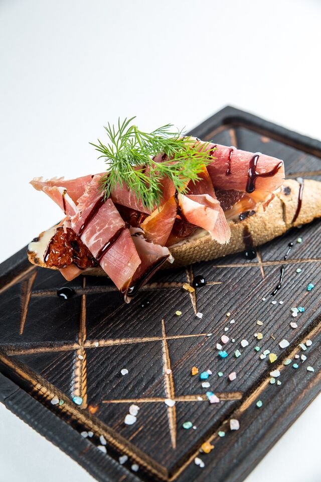 Брускета з прошутто та в’яленим томатом.