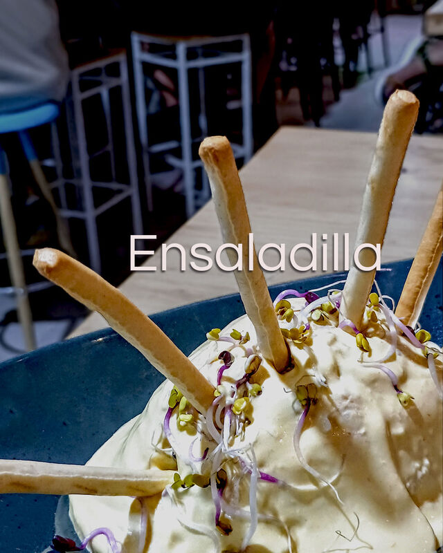 Ensaladilla rusa con salsa huancaína y grissinis