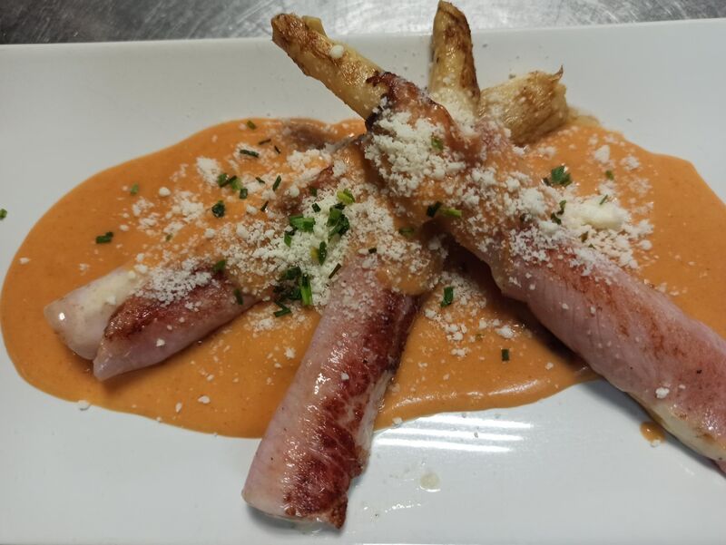 Canelón de York con espárragos, salsa Romesco y polvo de queso