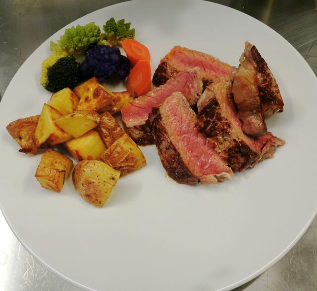 Tagliata di Sottofiletto con Verdure al Vapore e Patate al Forno