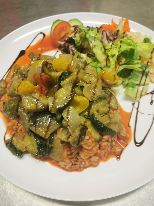 Mediterranes Gemüse auf Tomatenreis