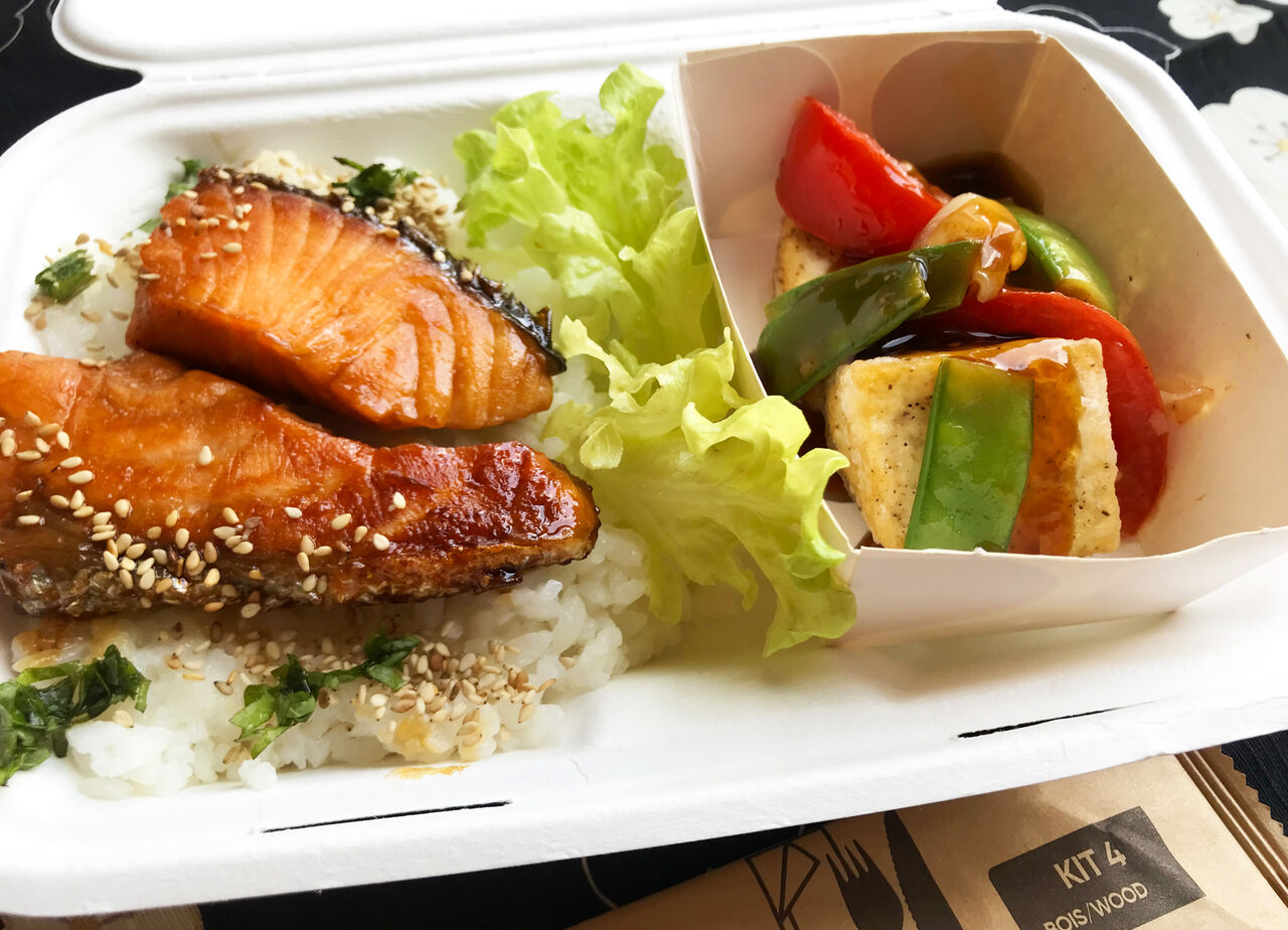 l'Obento avec du saumon teriyaki, Tofu frit, sauté avec légumes.