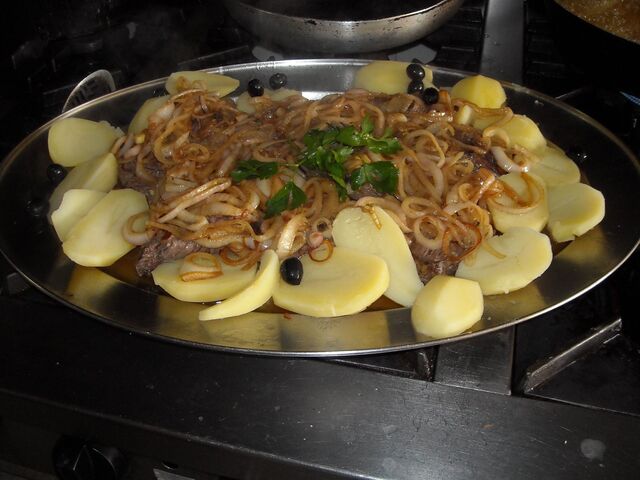 NACOS DE LOMBO DE VACA COM CEBOLADA 