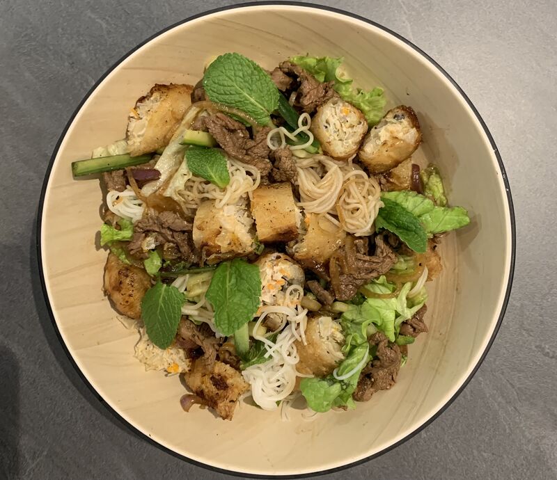 Bò bún ( salade viet composé de: salade, concombre, vermicelle de riz, oignon et sa viande, nem porc ou poulet )