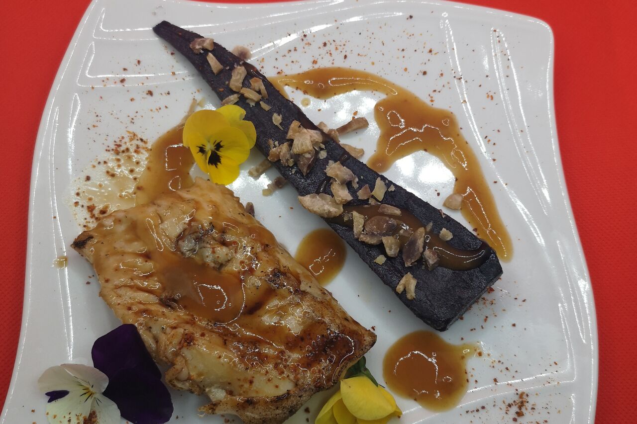 Filet de cabillaud laqué au soja et allumette de choux fleur violet