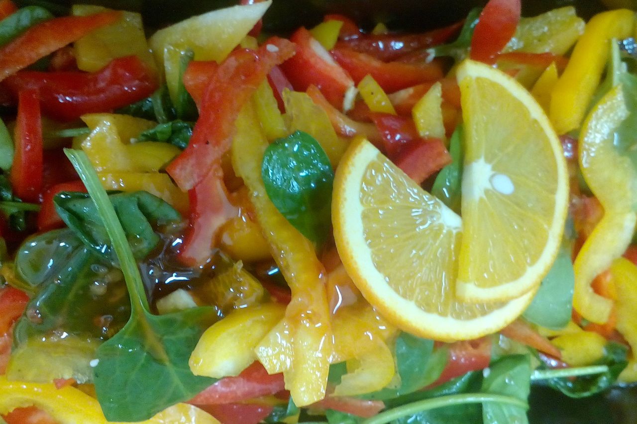 ZELENINOVÝ SALÁT SE SLADKOU CHILLI OMÁČKOU