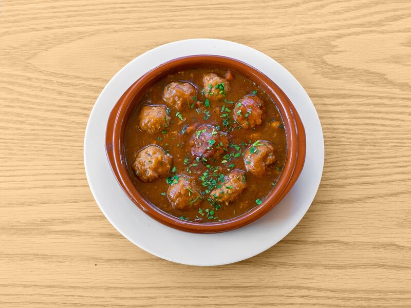 Albondigas caseras, magro de ternera preparado con finas especies y preparadas en nuestra salsa hecha en duetto.