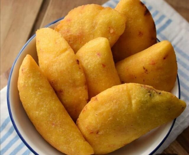 Riquísimas , caseras e internacional. EMPANADA DE MAÍZ, rellenas de carne, pollo, atún... el limite es tu imaginación.