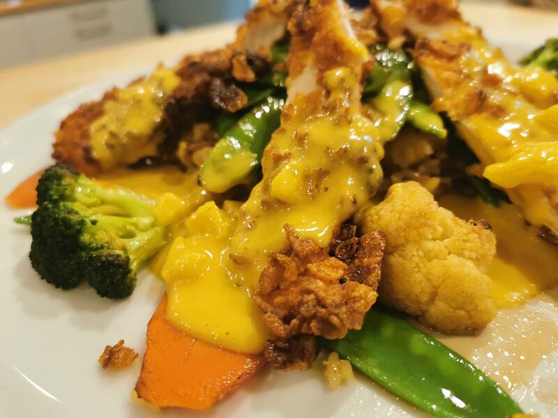 Hähnchenbrustfilet in Kornflakesmantel mit Ananascurrysoße, Reis und Gemüse