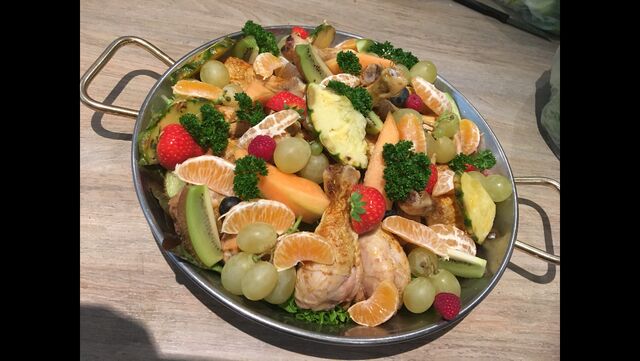 onderdeel van koud buffet/kip met vers fruit