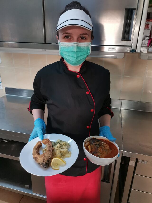 Fiš paprikaš, prženi šaran s krumpir salatom