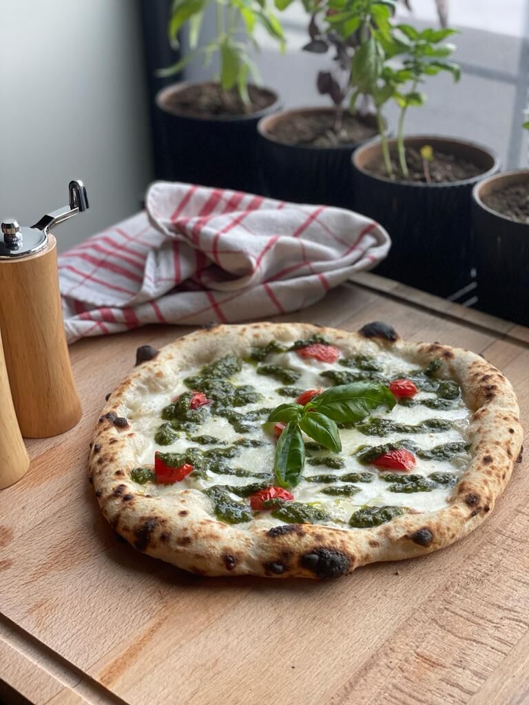 Pizza pesto 39 lei