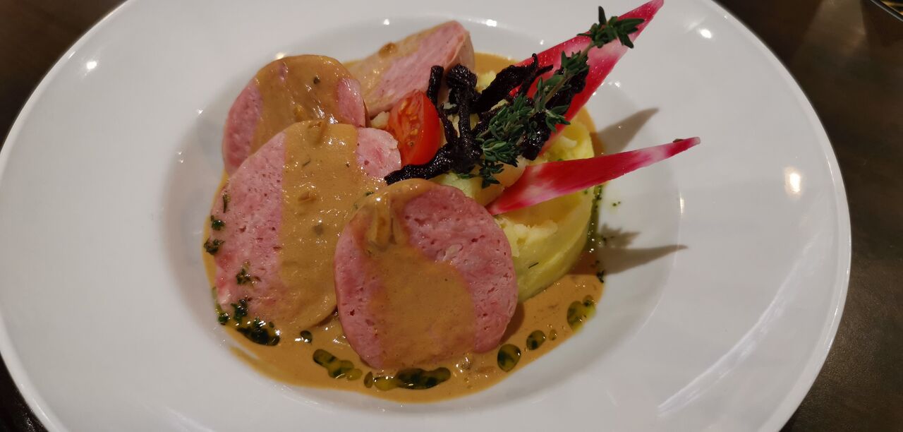 Saucisson lyonnais sauce aux cèpes. 