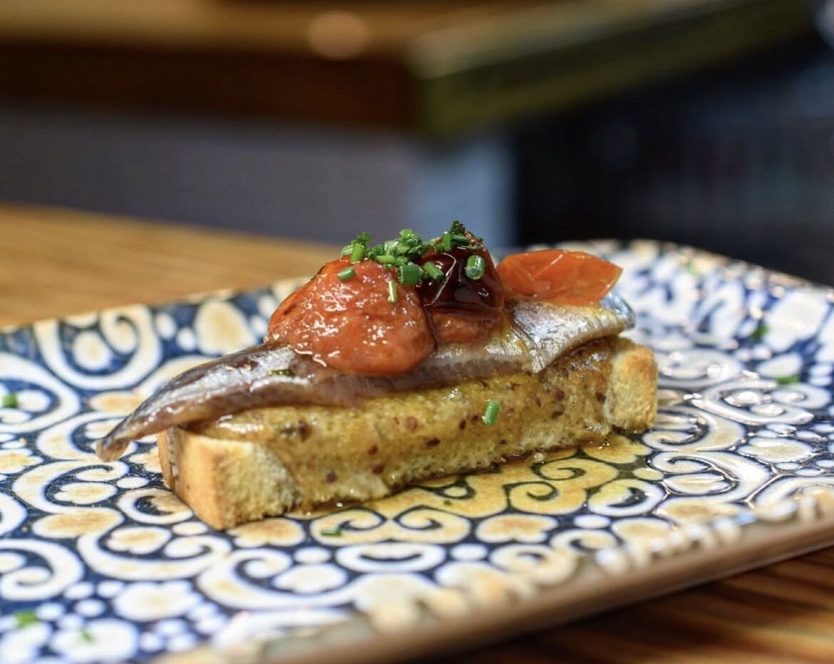 Tosta de Sardina, Mayonesa de Encurtidos y Cherry Asado