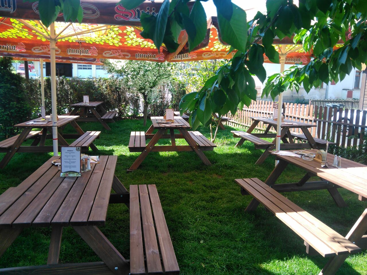 Sezónní zahrádka s obsluhou.