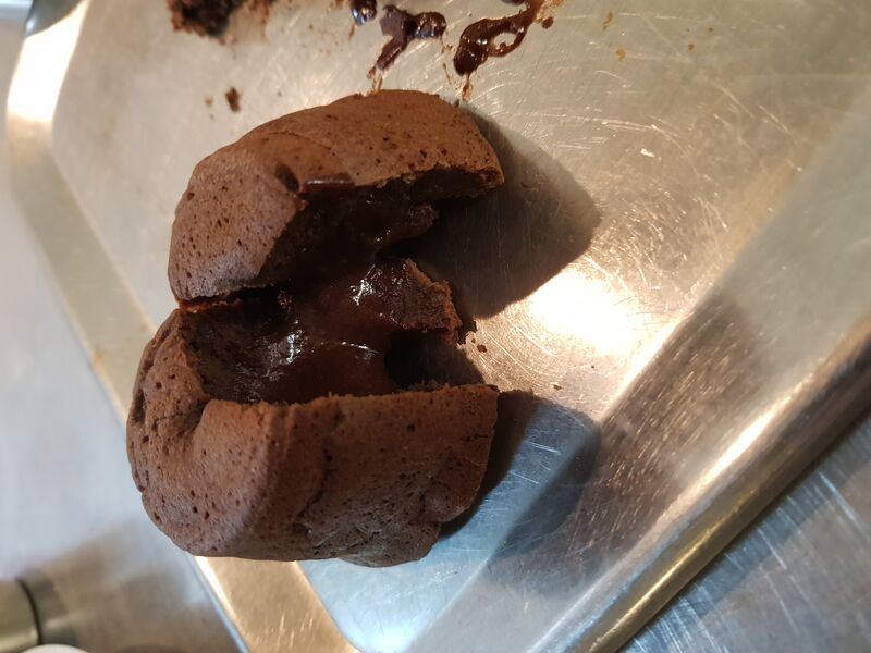 Der Abschluss
6 Gang: Küchlein von der Zartbitterschokolade, angerichtet mit Whisky-Zabaione an gegrillter Ananas