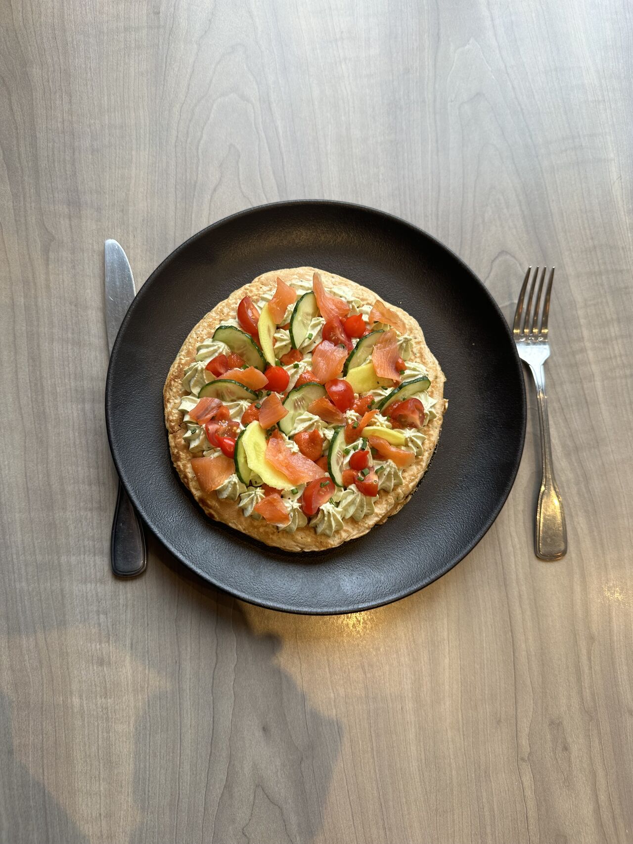 Tarte au saumon fumé, crudités, guacamole sur un pancake salé fait maison 