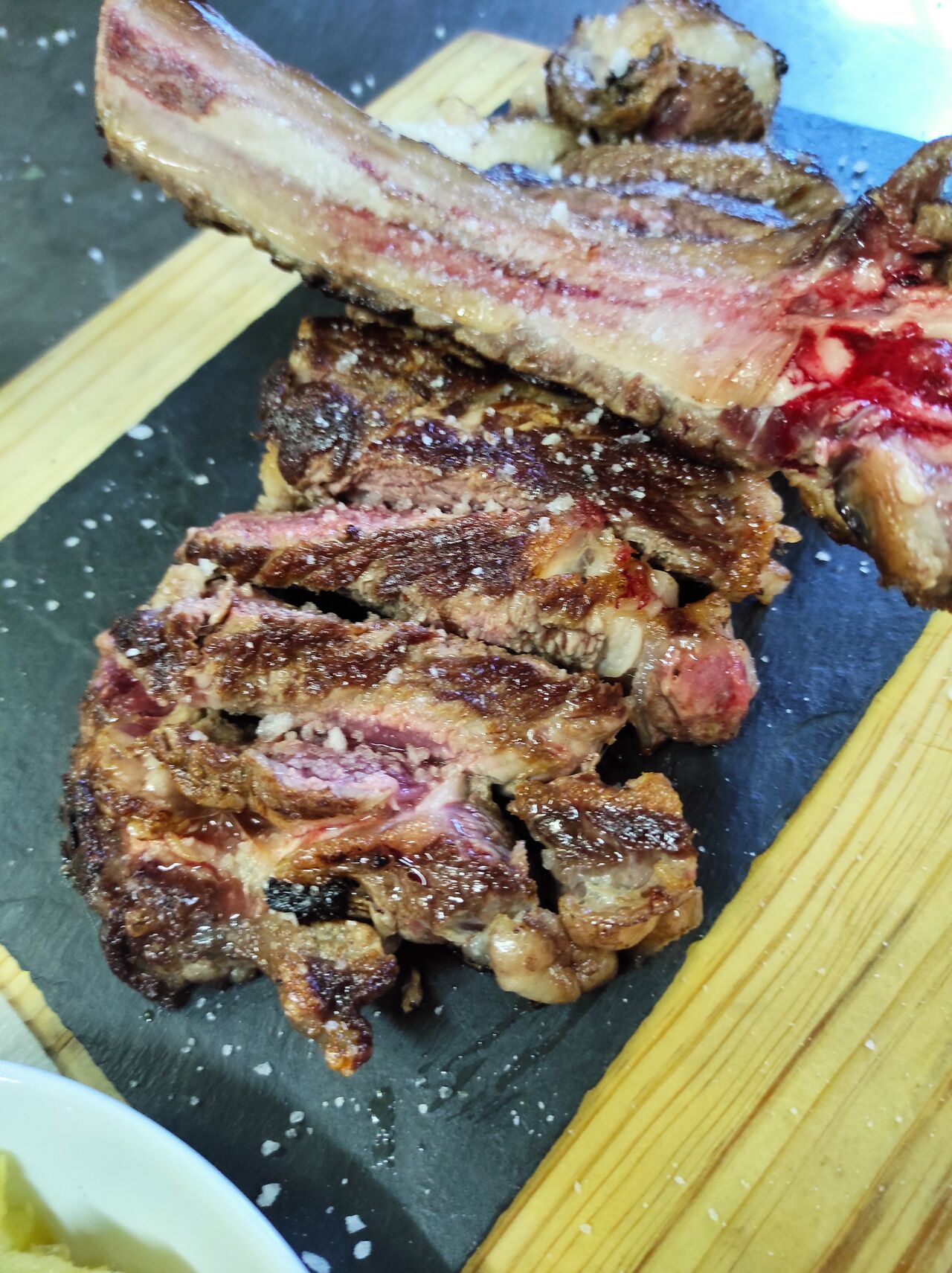 Chuletón de Ávila trinchado 