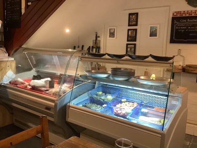 Nos 2 vitrines poissons et viandes