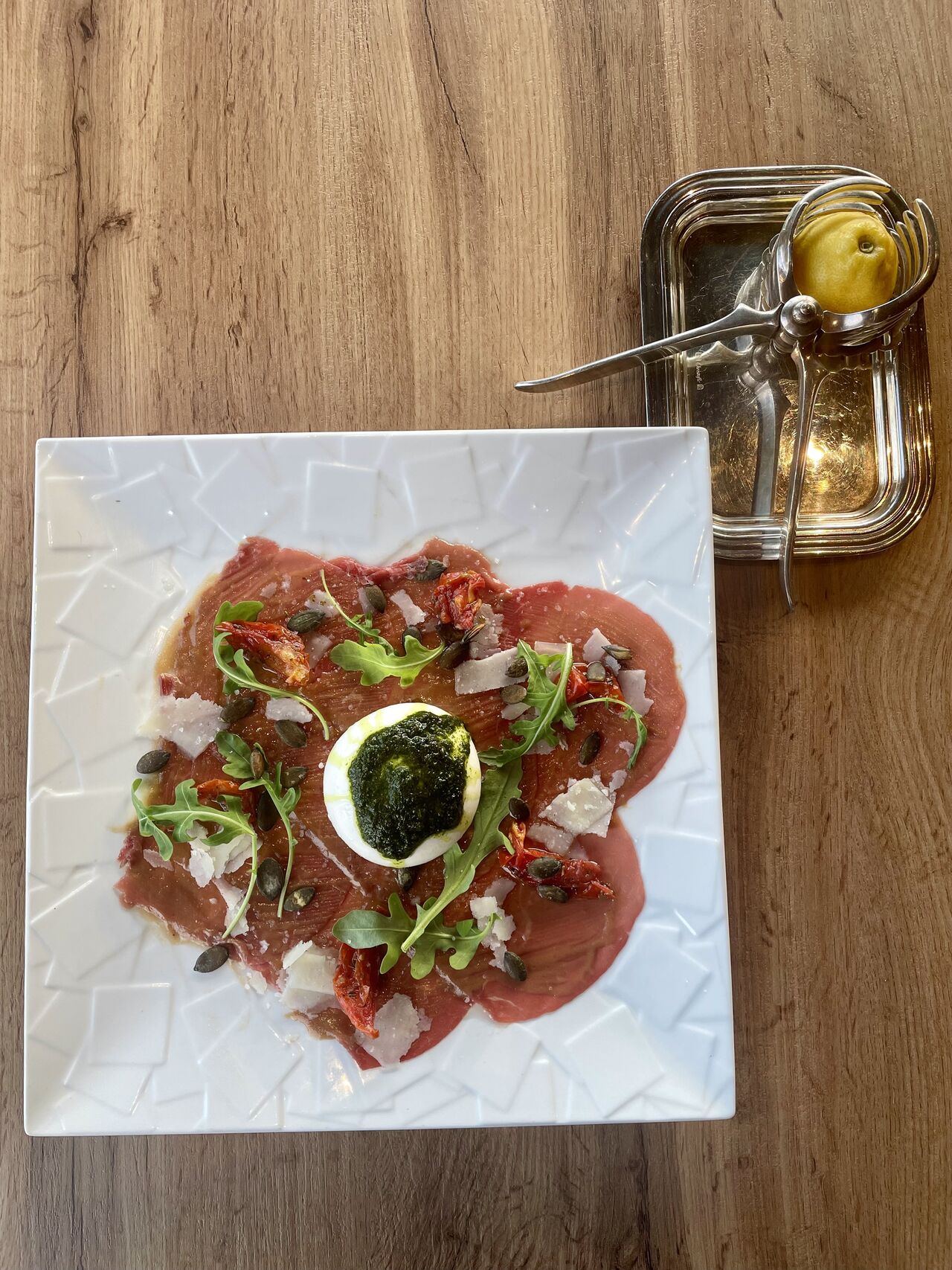 Carpaccio de boeuf, tomates séchées, pistou et burratta