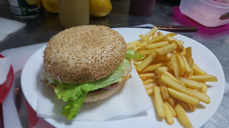 Prueba nuestras deliciosas Hamburguesas caseras, El Velero acompañada de papas fritas y nuestra salsa de la casa. 