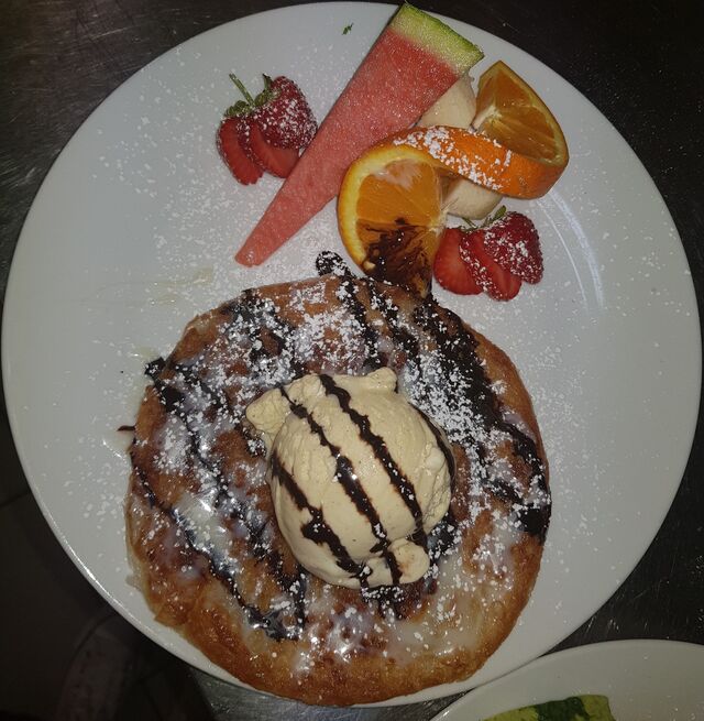 ROOTIE
Gebakken thaise pannenkoek met fruit en roomijs en zoete dressing 