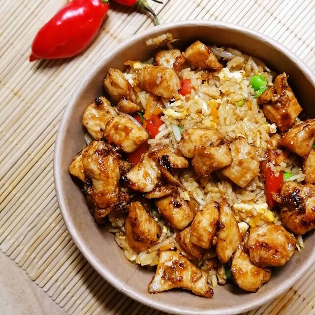 Rir frit au poulet mariné