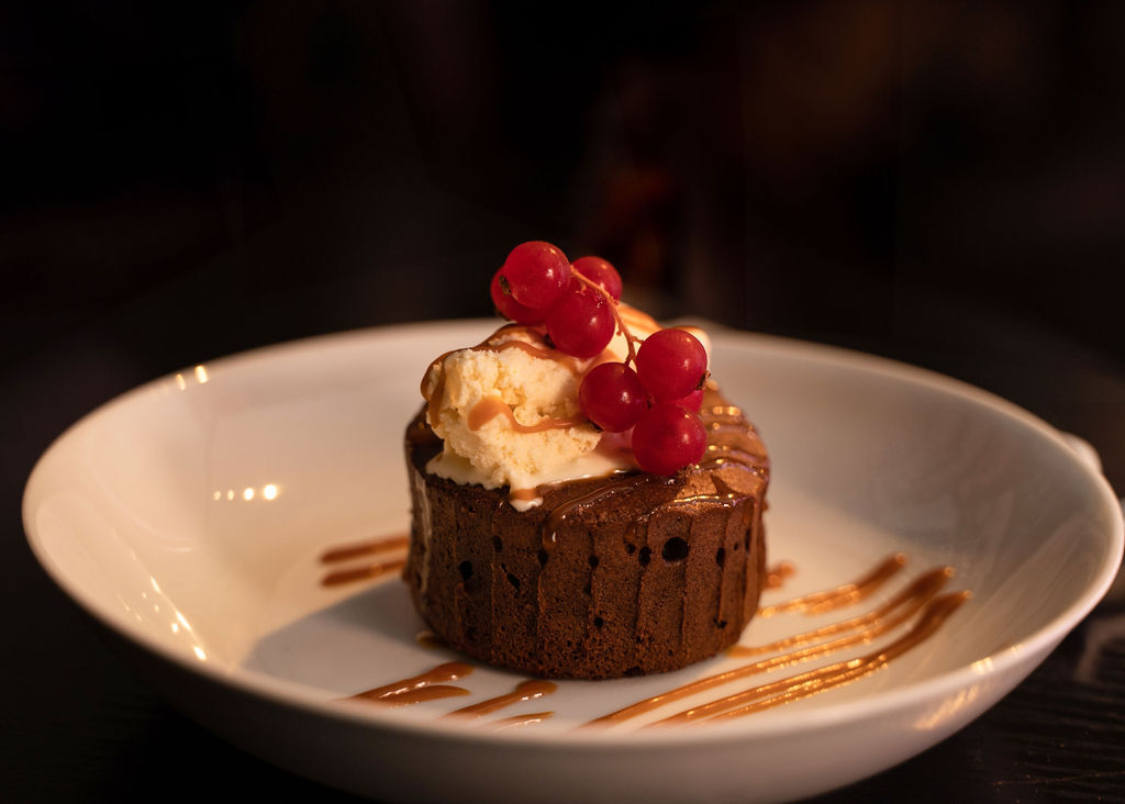 Moelleux au chocolat, attieké caramélisé 