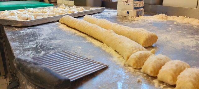 Herstellung der hausgemachten Ricotta-Gnocchi